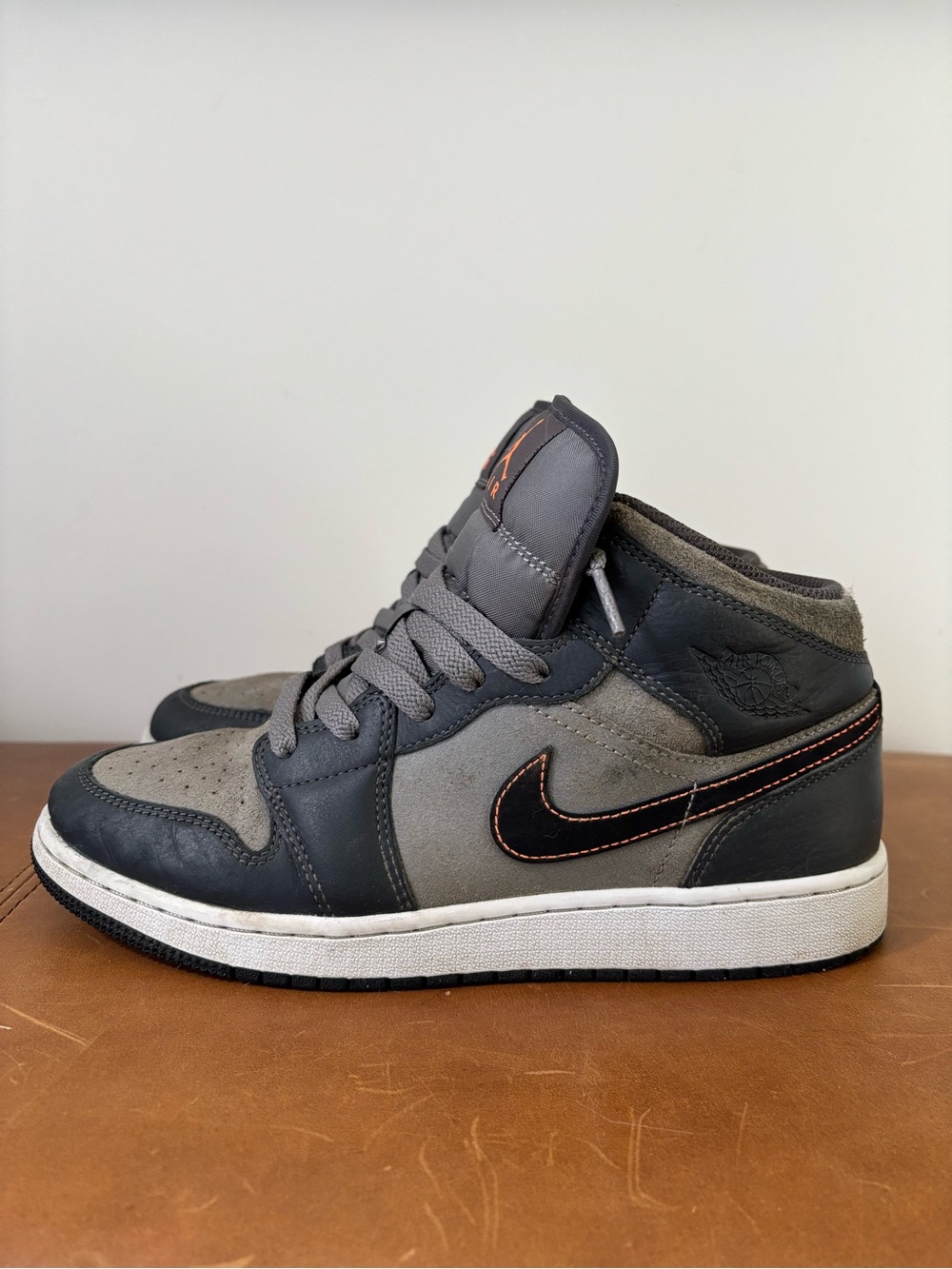 Nike Air Jordan 1 Mid - Size 7Y